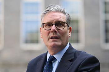 Starmer reaguje na katastrofę w Indiach. Mówi o "druzgocących scenach"