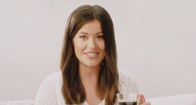 Fashionelka promuje kawę Nescafe Sensazione Creme (wideo)