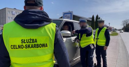Służby uderzyły w handel bez zasad. Duża akcja w Wólce Kosowskiej i setki kontroli