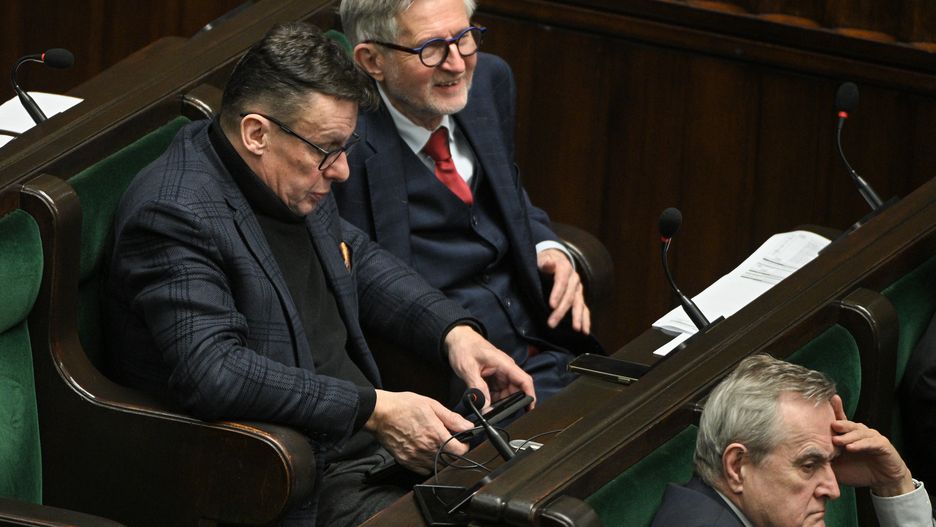Marek Ast, Witold Czarnecki, Piotr Gli�ski
Warszawa, 21.02.2025. Pos�owie PiS Marek Ast (L), Witold Czarnecki (C) i Piotr Gli�ski (P) na sali plenarnej Sejmu w drugim dniu posiedzenia izby w Warszawie, 21 bm. Sejm nie dokona� wyboru pos�a PiS Marka Asta i prof. Artura Kotowskiego na s�dzi�w TK. (sko) PAP/Marcin Obara
Marcin Obara
X kadencja, 10, 10., cudzoziemcy ochrona, Dziesi�ta, kadencji, nowelizacja ustawy o udzielaniu cudzoziemcom ochrony, Obrady, polityka, posiedzenie, Posiedzenie Sejmu, przed obradami, Sala plenarna posiedze� obrad, sala plenarna Sejmu, sala posiedze�, sejm, Sejm RP, sejmie, sejmu