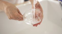 Jak usunąć osad na szklankach? Domowe sposoby