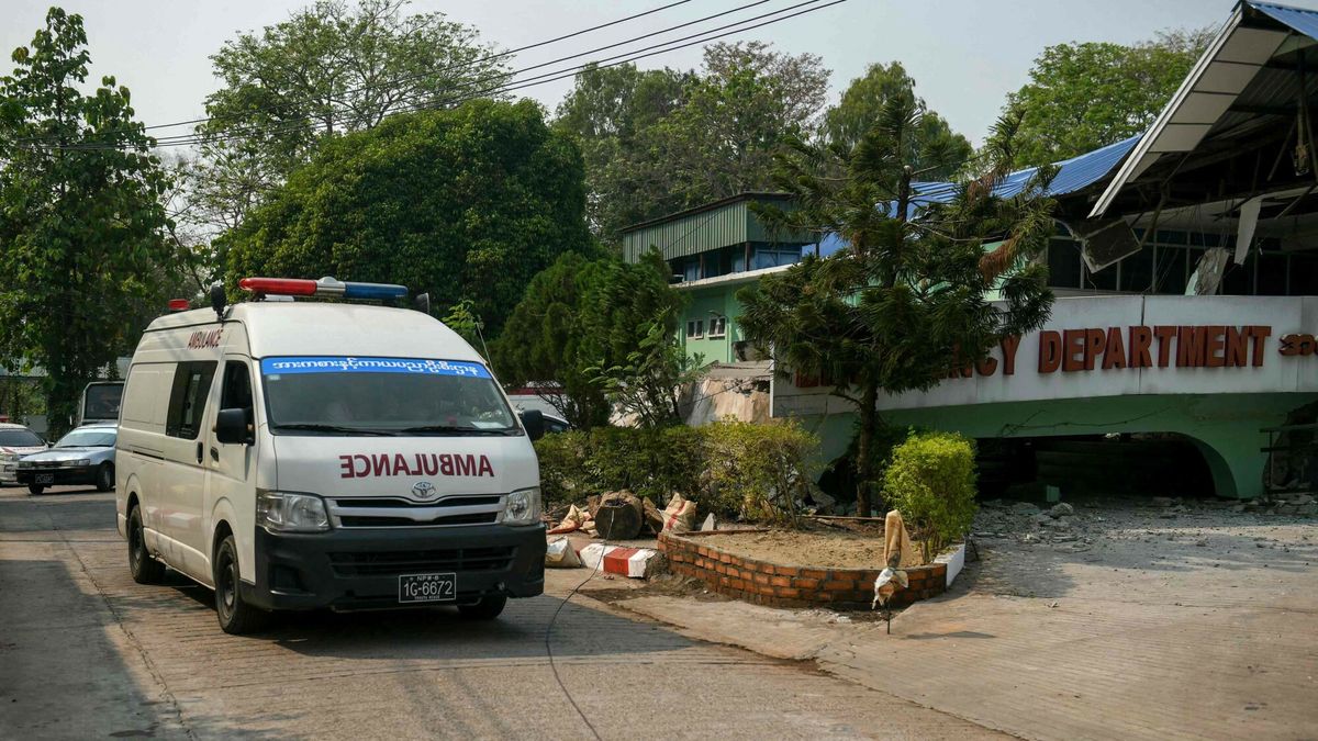 Pot??ne trz?sienie ziemi odczuwalne w Mjanmie i Tajlandii
An ambulance is pictured next to a destroyed entrance area (R) of the emergency department of a hospital in Naypyidaw on March 28, 2025, after an earthquake in central Myanmar. A powerful earthquake rocked central Myanmar on March 28, buckling roads in capital Naypyidaw, damaging buildings and forcing people to flee into the streets in neighbouring Thailand. (Photo by Sai Aung MAIN / AFP)
SAI AUNG MAIN