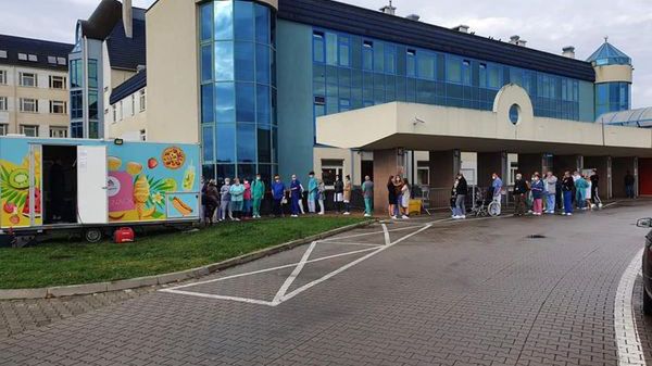 Wrocław. Foodtruck przed szpitalem uniwersyteckim codziennie przeżywa oblężenie. Szpitale potrzebują podstawowej pomocy