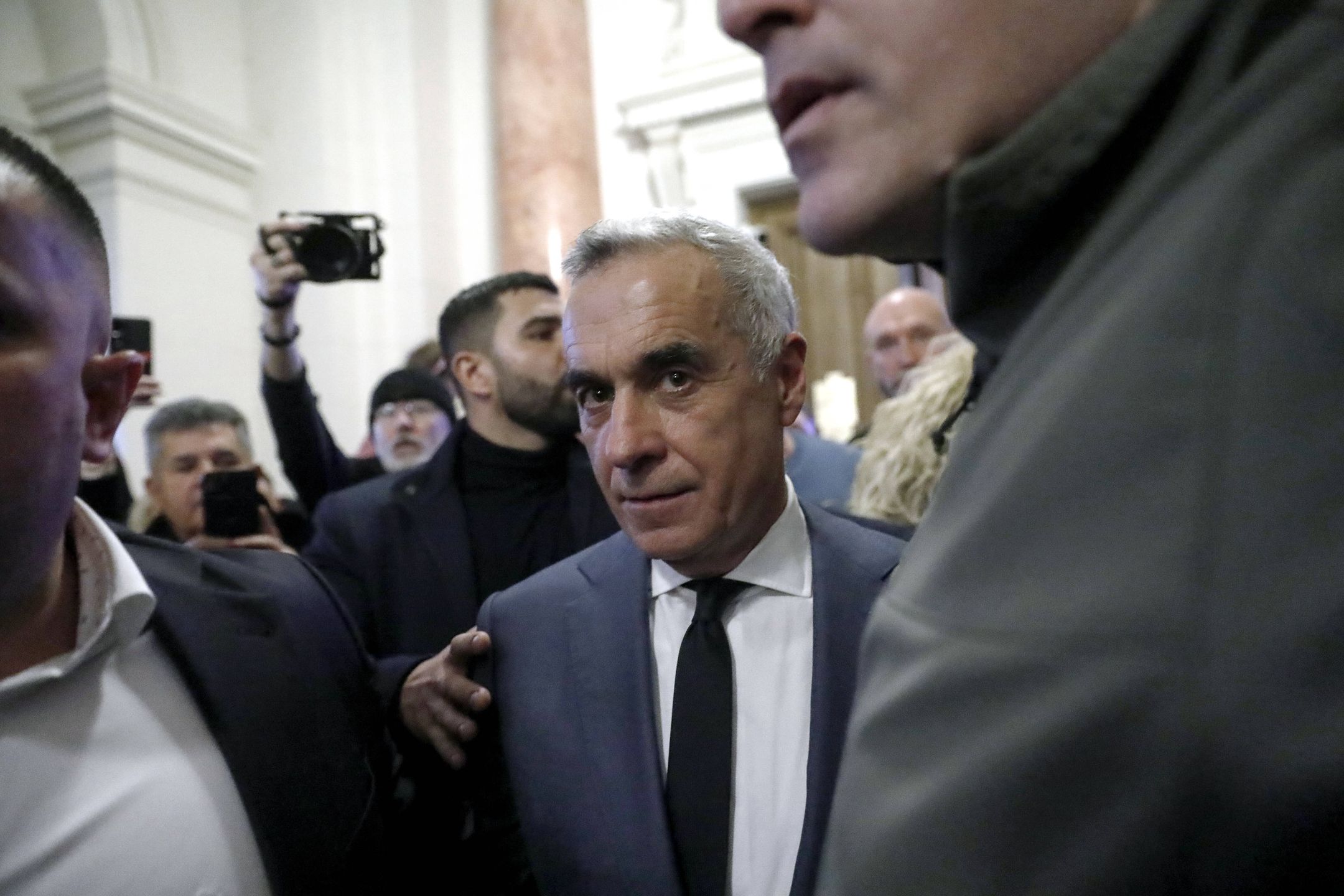 Calin Georgescu challenges in court annulment and resumption of presidential elections
epa11799190 Romanian independent presidential candidate Calin Georgescu (C), who won the first round of the annulled presidential elections, arrives at the Bucharest Court of Appeal in Bucharest, Romania, 30 December 2024. Georgescu filed a lawsuit on 16 December with the High Court of Cassation and Justice (ICCJ) to challenge the Central Electoral Bureau's annulment of the entire electoral process and the resumption of the presidential elections, based on the 06 December ruling by the Romanian Constitutional Court, and pressed charges against a number of prominent political figures in Romania.  EPA/BOGDAN CRISTEL 
Dostawca: PAP/EPA.
BOGDAN CRISTEL
elections, annulment, trial, court