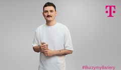Dawid Podsiadło w nowej odsłonie kampanii T-Mobile #BurzymyBariery