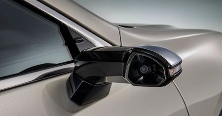 Samochód Lexus ES ma cyfrowe lusterka boczne - jakie są korzyści?
