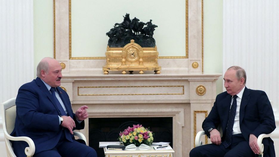 Spotkanie Putin - ?ukaszenko w MoskwieTOPSHOT - Russian President Vladimir Putin meets with his Belarus' counterpart Alexander Lukashenko at the Kremlin in Moscow on March 11, 2022. (Photo by Mikhail KLIMENTYEV / SPUTNIK / AFP)MIKHAIL KLIMENTYEV