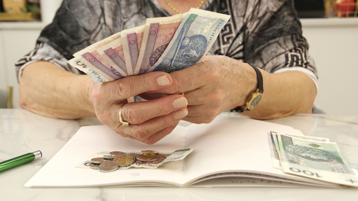Niektórzy seniorzy na 14 emeryturę będą musieli poczekać do października