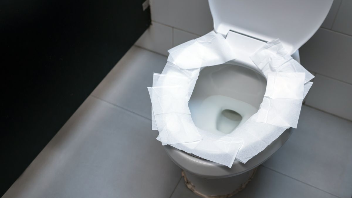 Papier ułożony na desce w toalecie