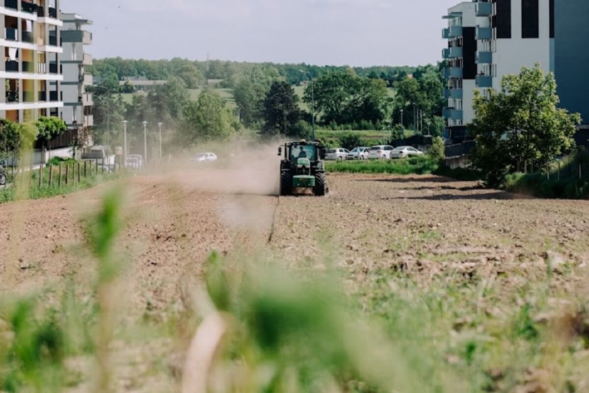 Najsłynniejszy w Lublinie rolnik sprzedaje pole pomiędzy blokami. Deweloperzy będą musieli sięgnąć głęboko do kieszeni!