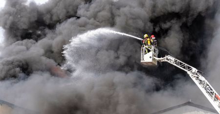 Pożar hali z odpadami chemicznymi. Apel o zamykanie okien