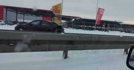 Utrudnienia przy Selgrosie. Po zderzeniu dwóch aut zablokowany lewy pas w kierunku centrum