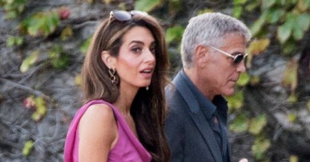 George Clooney z MŁODSZĄ o 17 lat żoną bryluje nad jeziorem Como. Amal skradała spojrzenia w kreacji z rozcięciem