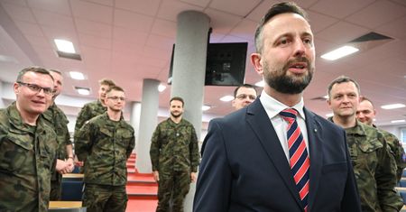 Wydatki na wojsko w dół? PiS: sabotaż. Szybka odpowiedź rządu