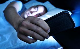 Używanie smartfona przed snem szkodzi bardziej niż oglądanie TV