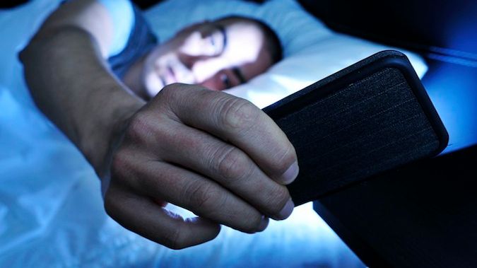 Używanie telefonu przed snem szkodzi - ma wpływ na bezsenność