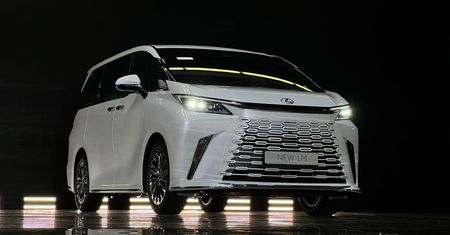 Lexus LM może i wygląda dziwnie, ale zachwyca. Nie ma konkurencji