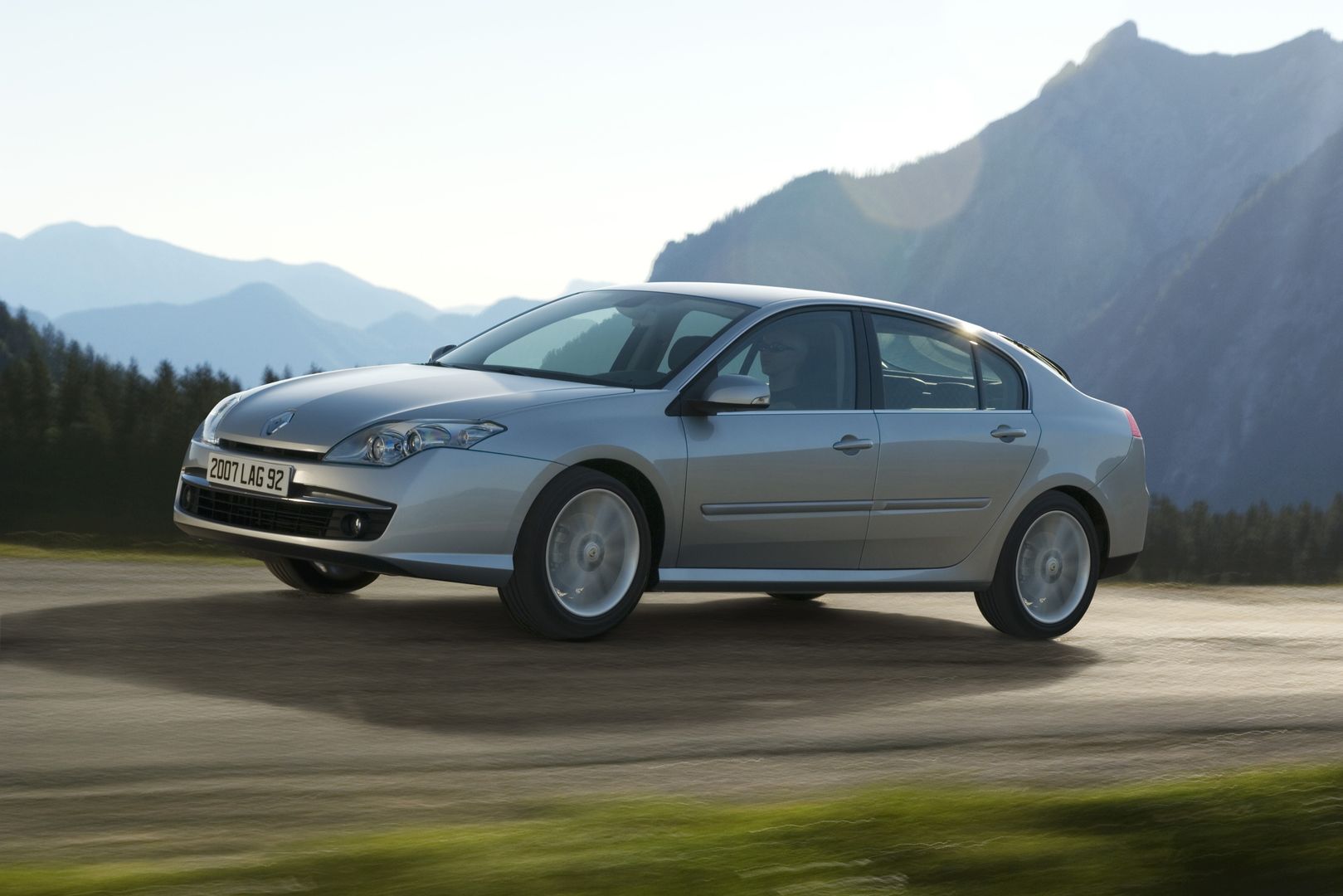 Renault Laguna III to jedno z ostatnich dopracowanych i bezproblemowych aut w swojej klasie i jednocześnie jeden z ostatnich modeli z benzynowym silnikiem turbo bez wtrysku bezpośredniego.