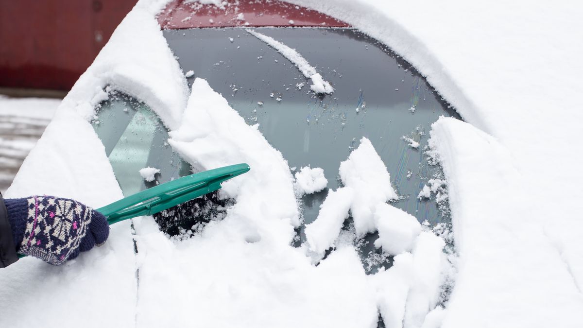 Przed wyruszeniem w podróż należy pamiętać o dokładnym odśnieżeniu auta