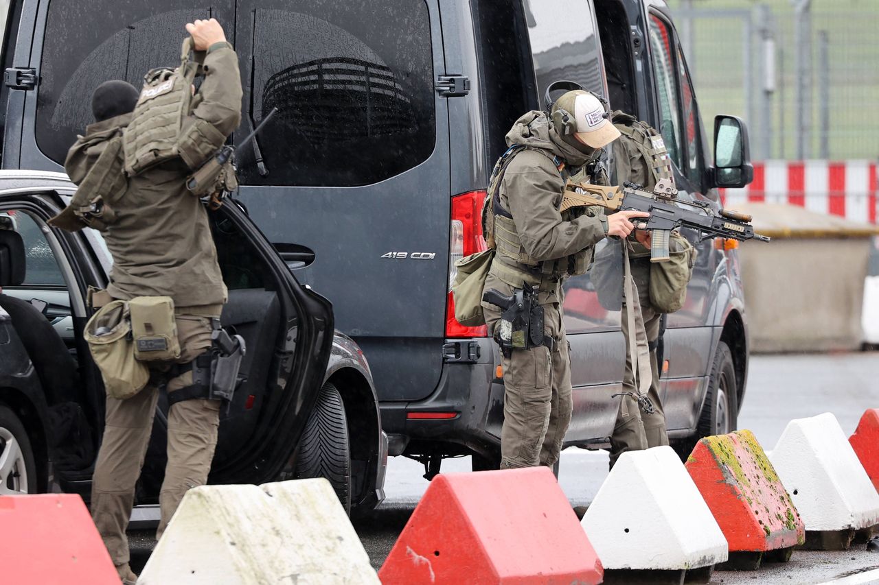 Man holds his daughter hostage at Hamburg airport. German police give a statement