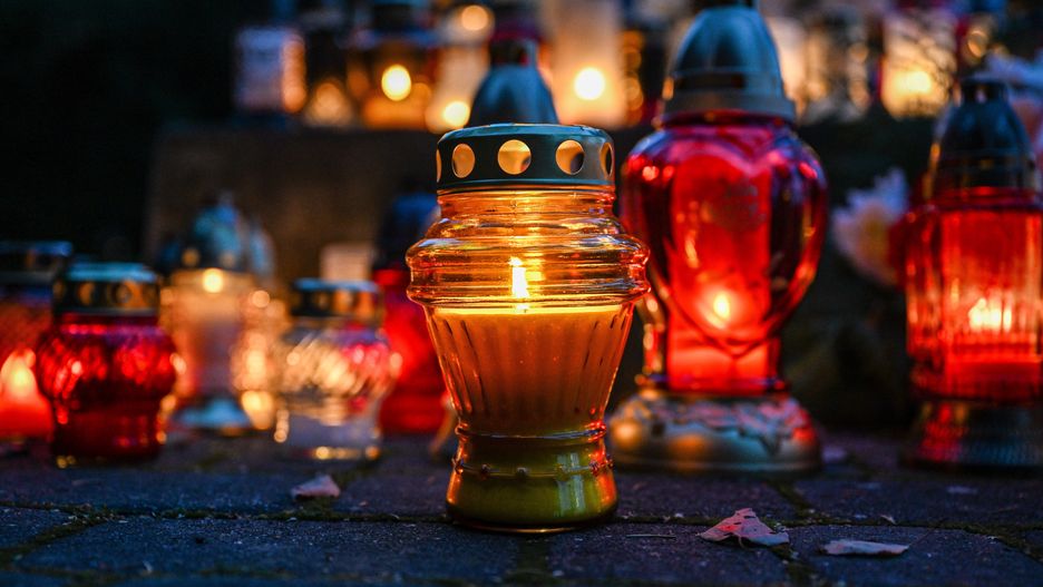 Przemyśl, 02.11.2022. Cmentarz Główny w Przemyślu, 2 bm. W Kościele katolickim obchodzony jest dzisiaj Dzień Zaduszny nazywany też Zaduszkami. (ad) PAP/Darek Delmanowicz