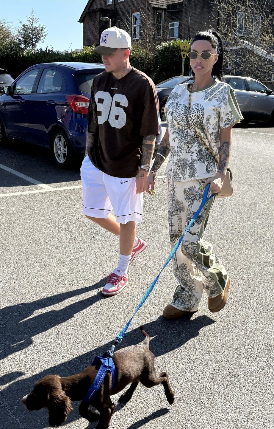 Katie Price na spacerze z psem