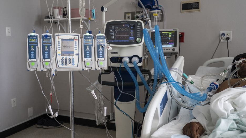 Pacjent zakażony koronawirusem leży pod respiratorem w szpitalu w Houston w Teksasie