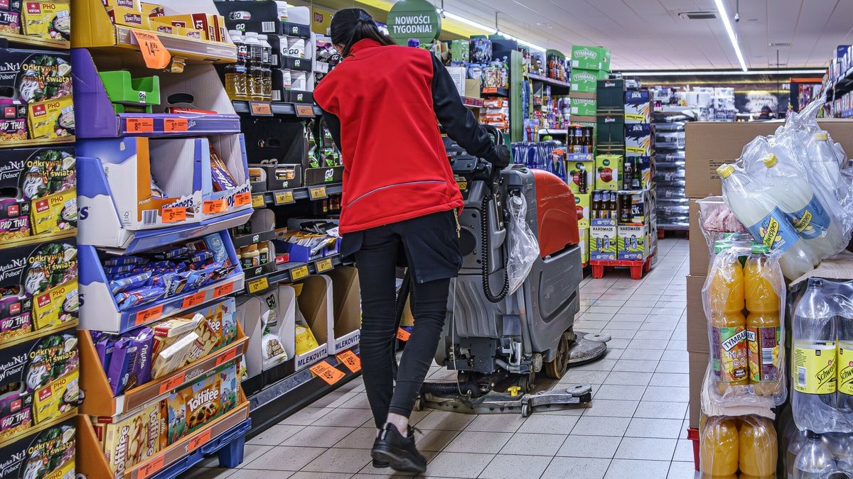 Reporter archiwum 2025 04
26.04.2025 Piecki, woj. warminsko-mazurskie. Supermarket Biedronka. N/z Mycie podlogi automatem szorujaco-zbierajacym (zdj. ilustracyjne).fot. Eryk Stawinski/REPORTER
Eryk Stawinski/REPORTER