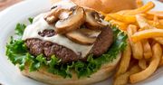 Lepszy niż z budki. Soczysty i pyszny domowy burger krok po kroku