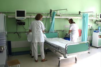 Ile zarabia salowa w szpitalu? Oto kwoty na rękę