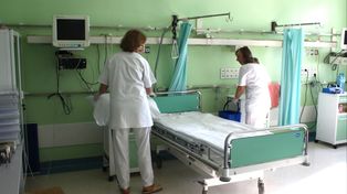 Ile zarabia salowa w szpitalu? Oto kwoty na rękę