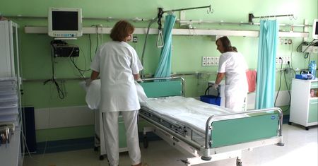 Ile zarabia salowa w szpitalu? Oto kwoty na rękę