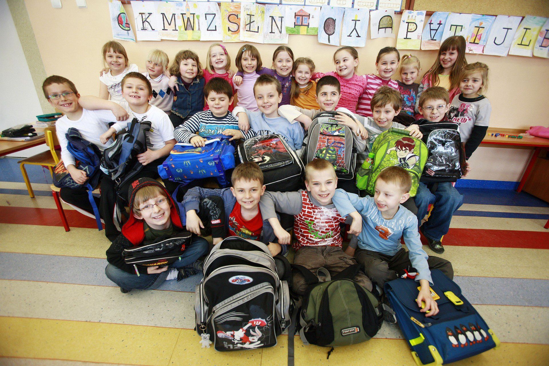 Od 1 lipca 2025 roku rodzice, opiekunowie oraz pełnoletni uczniowie mogą składać wnioski o 300 zł na wyprawkę szkolną