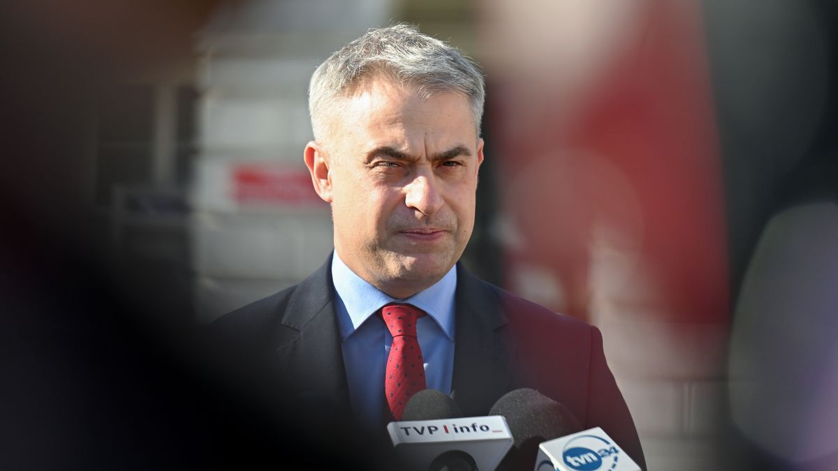 Kielce, 21.10.2024. Wicepremier, minister cyfryzacji Krzysztof Gawkowski podczas konferencji prasowej przed Ratuszem w Kielcach, 21 bm. Tematem spotkania było podpisanie porozumienia między Ministerstwem Cyfryzacji i Miastem Kielce dotyczącego otwartych danych. (pp/amb) PAP/Piotr Polak