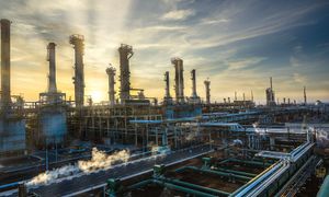 Rafineria Ruwais zamknięta po ataku drona. To jedna z największych rafinerii świata