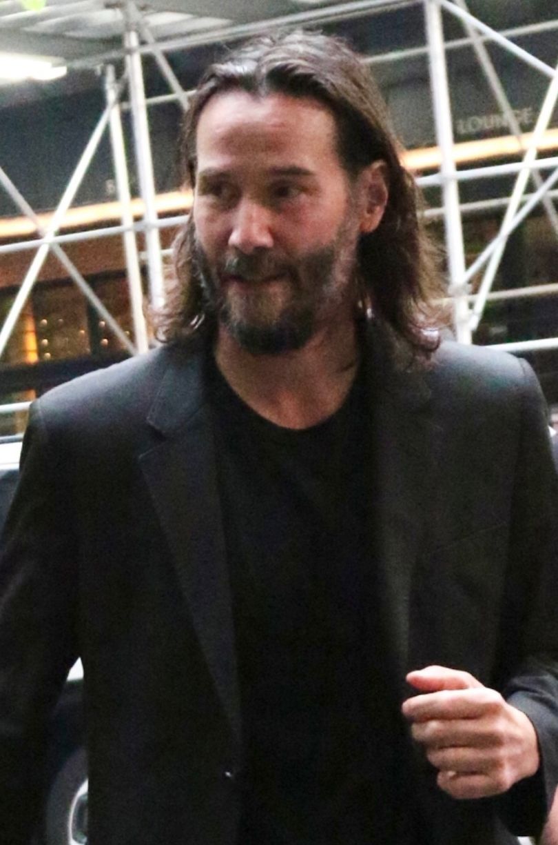 Keanu Reeves i Alexandra Grant maszerują na Broadway, trzymając się za ręce