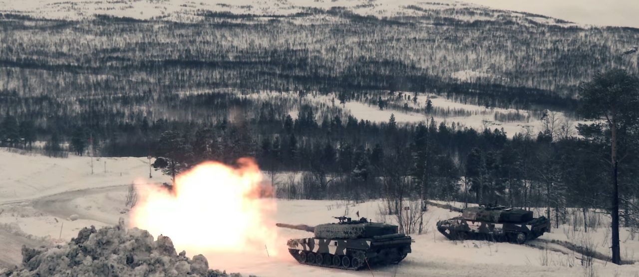 Norweskie czołgi Leopard 2A4NO na ćwiczeniach poligonowych.