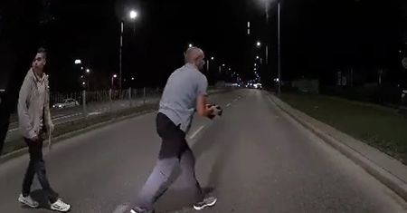 Stał się bohaterem sieci. Kierowca autobusu uratował jeża