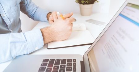 Jak interpretować wskaźniki gospodarcze i ich wpływ na inwestycje
