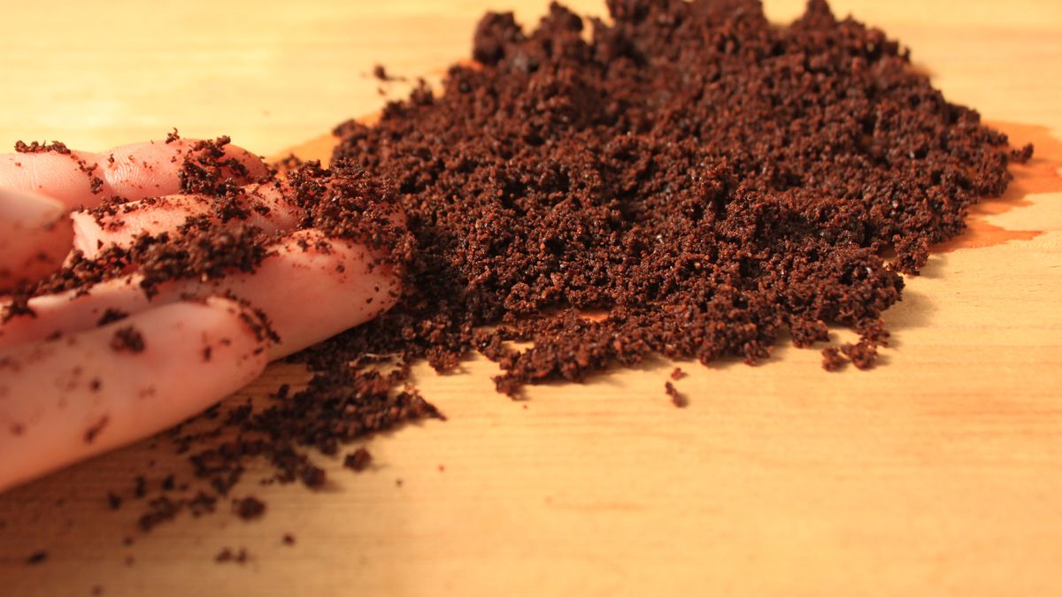 Nie wyrzucaj fusów z kawy. Dodaj je do szamponu