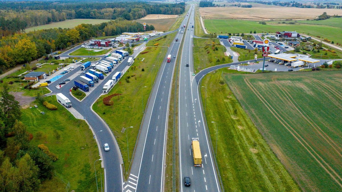 Autostrada A1 - MOP Olsze
14.10.2021 Rombark Miejsce Obslugi Podroznych Olsze przy autostradzie A1.  W ramach MOP Olsze dziala stacja paliw Shell oraz KFC.  Fot. Przemek Swiderski/REPORTER
Przemek Swiderski/REPORTER