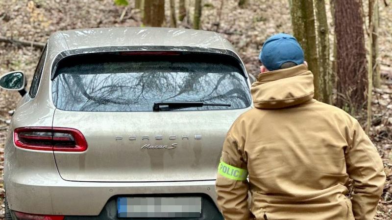 Skradzione porsche porzucono w lesie