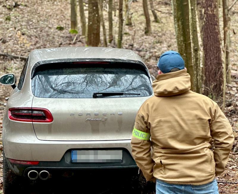 Skradzione porsche porzucono w lesie