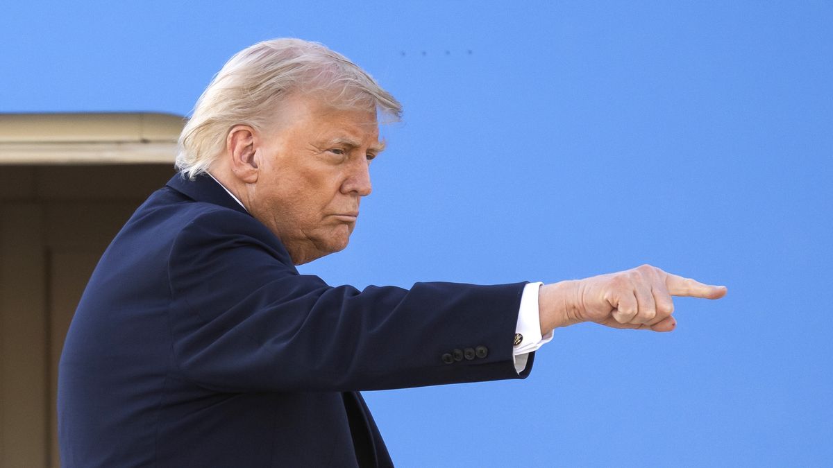 US President Donald Trump gestures as he boards Air Force One at Geneva Airport in Geneva, Switzerland, following the G7 summit in nearby Evian, 17 June 2026. The 52nd G7 Summit took place in Evian-les-Bains, France from 15 to 17 June 2026. EPA/MARTIAL TREZZINI / POOL Dostawca: PAP/EPA.