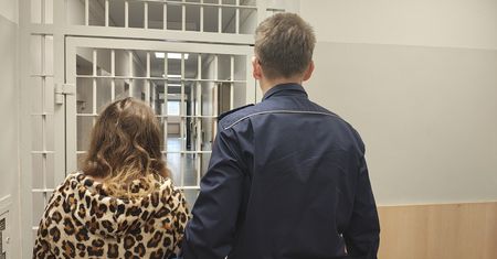 "Gaz pieprzowy i wybita szyba – matka uprowadziła 8-latka z domu babci". Szybka akcja policji uratowała chłopca pod Zgierzem