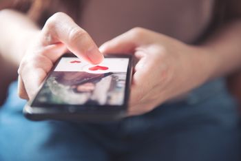 Dzieci pojawiają się w aplikacjach randkowych. Eksperka alarmuje
