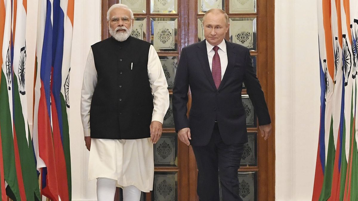 Indian Prime Minister Modi Meets with Russian President Putin
December 6, 2021, New Delhi, India: Indian Prime Minister Narendra Modi, left, escorts Russian President Vladimir Putin, on arrival for a bilateral meeting at Hyderabad House, December 6, 2021 in New Delhi, India. (Credit Image: © Press Information Bureau/Pib Pho/Planet Pix via ZUMA Press Wire)(Credit ALL Usage: � Press Information Bureau/Pib Pho/Red Carpet Pictures via ZUMAPRESS.com) 
FOT. ZUMA/NEWSPIX.PL

POLAND ONLY !!!
---
Newspix.pl *** Local Caption *** www.newspix.pl 
mail us: info@newspix.pl
call us: 0048 022 23 22 222
---
Polish Picture Agency by Ringier Axel Springer Poland
Press Information Bureau/Pib Pho
Narendra, Modi, Vladimir, Putin, India, Indian, Prime, Minister, Russian, Russia, President, Hyderabad, House, New, Delhi, face-to-face, in-person, together, diplomacy, international, relations, foreign, policy, strategic, partnership, bilateral, bilateral, meeting, unmasked, maskless, pandemic, COVID-19, coronavirus, foreign, leader, walking, standing, stands, inside, indoors, world, leaders, political, politics, politician, copy, space, copyspace, civilian, leader, elected, official, leadership, full-length, general, view, vertical, PIB, Photo, zselect, zho, handout, public, domain, ho, zhandout, zwire, Narendra.Modi_20211206_141.jpg, zlast24, ZUMA, Press, zumapress.com, 20211206_zaa_p138_004.jpg, 20211206_zaa_p138_004.jpg