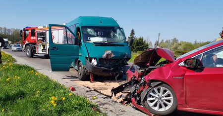 Izbica. Zderzenie samochodu z busem. Pięć osób rannych