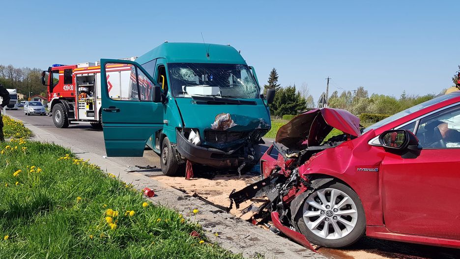W Izbicy samochód osobowy zderzył się z busem