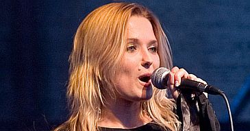 Gosia Andrzejewicz - piersi, brzuszek, nogi i... pieprzyk